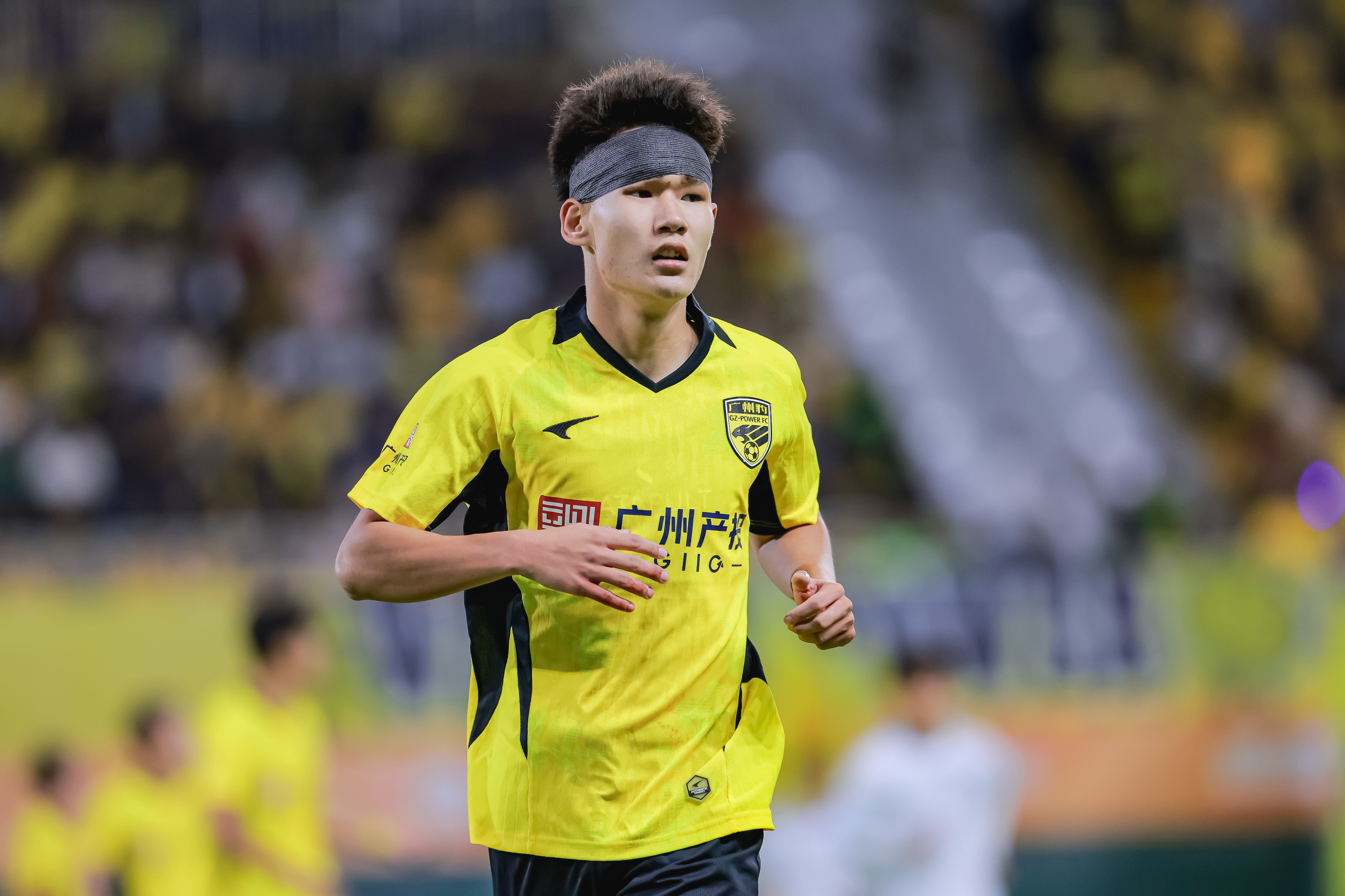 中超直播-广州豹官方:杨浩眉弓伤口缝合30余针,预计5-7天后拆线